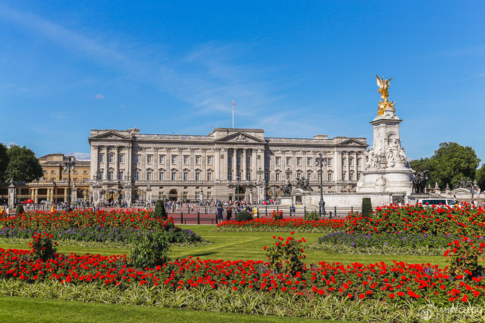 12 Top Reasons to Visit England Buckingham Palace, Spring