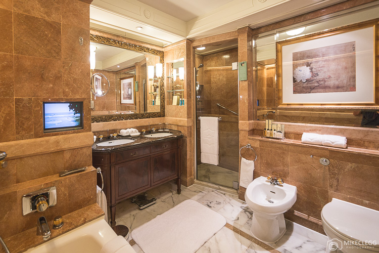 Bathroom in the Horizon Harbour View Room