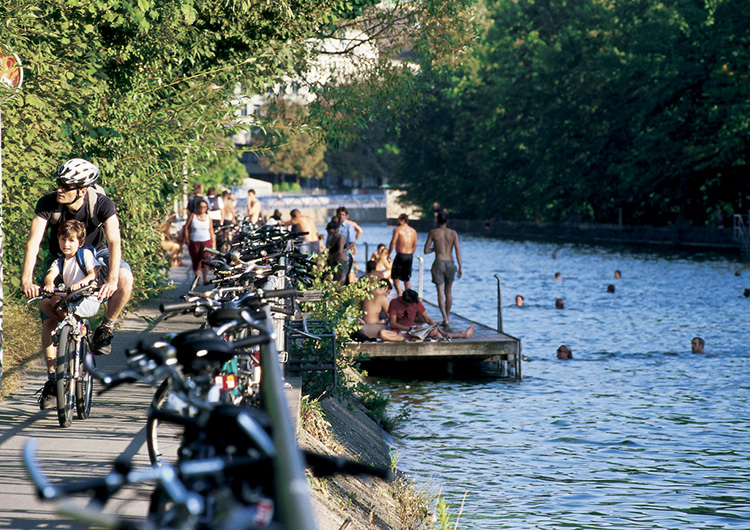 Swimming in Zurich by Zürich Tourismus cc