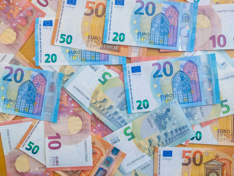 How Much Money Should You Take on Your Trip? Banknotes and saving money