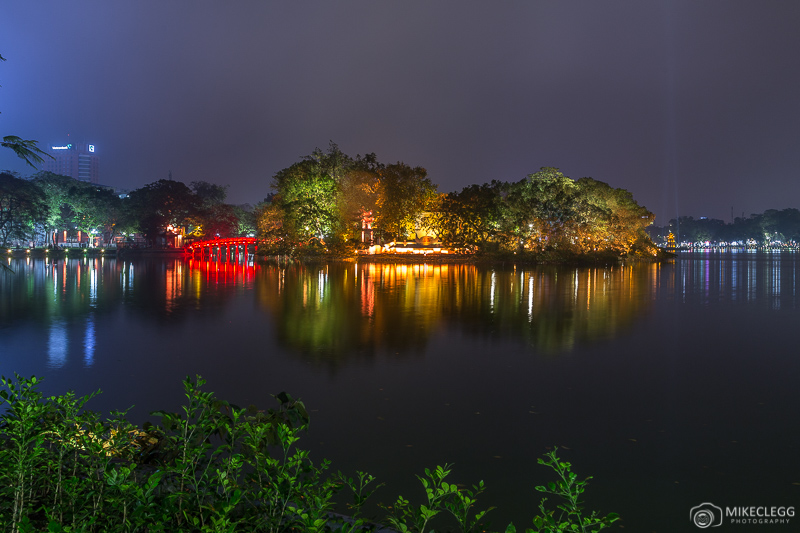 Hoan Kiem Lake at night