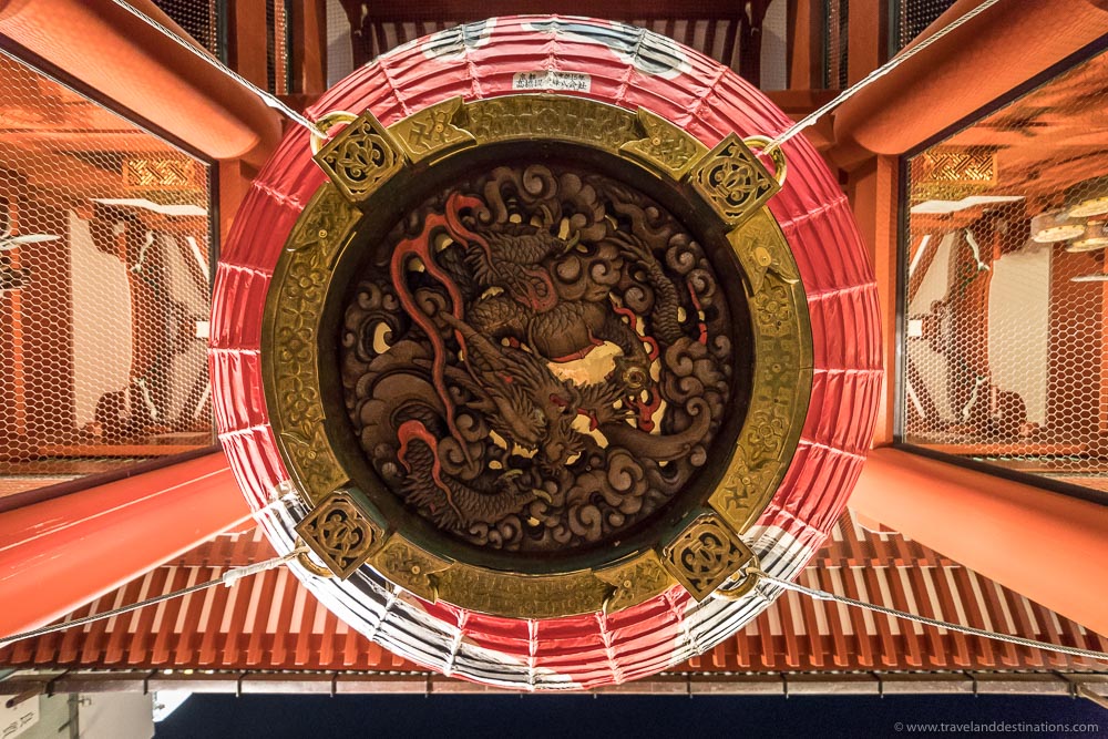 The dragon engraving under the lantern at the Kaminarimon Gate