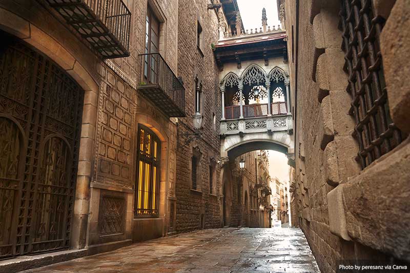 Carrer del Bisbe - Barcelona Gothic Quarter