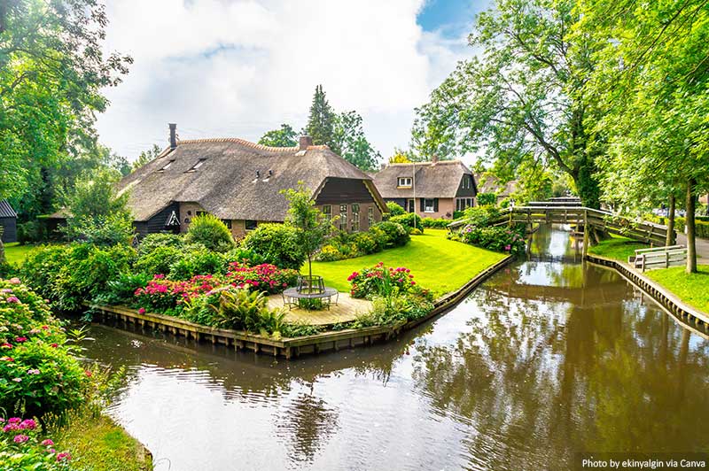 Giethoorn Village Scene