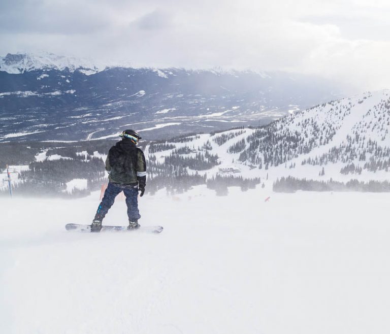 Tips for First-Time and Beginner Snowboarders Snowboarding in the mountains